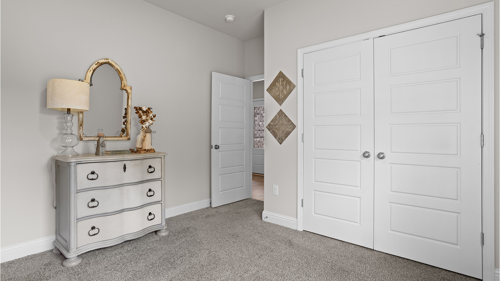 Guest bedroom in a Hawthorne.
