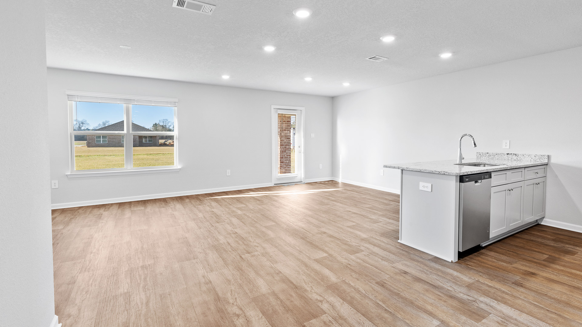 Open layout concept in main area of the Freeport