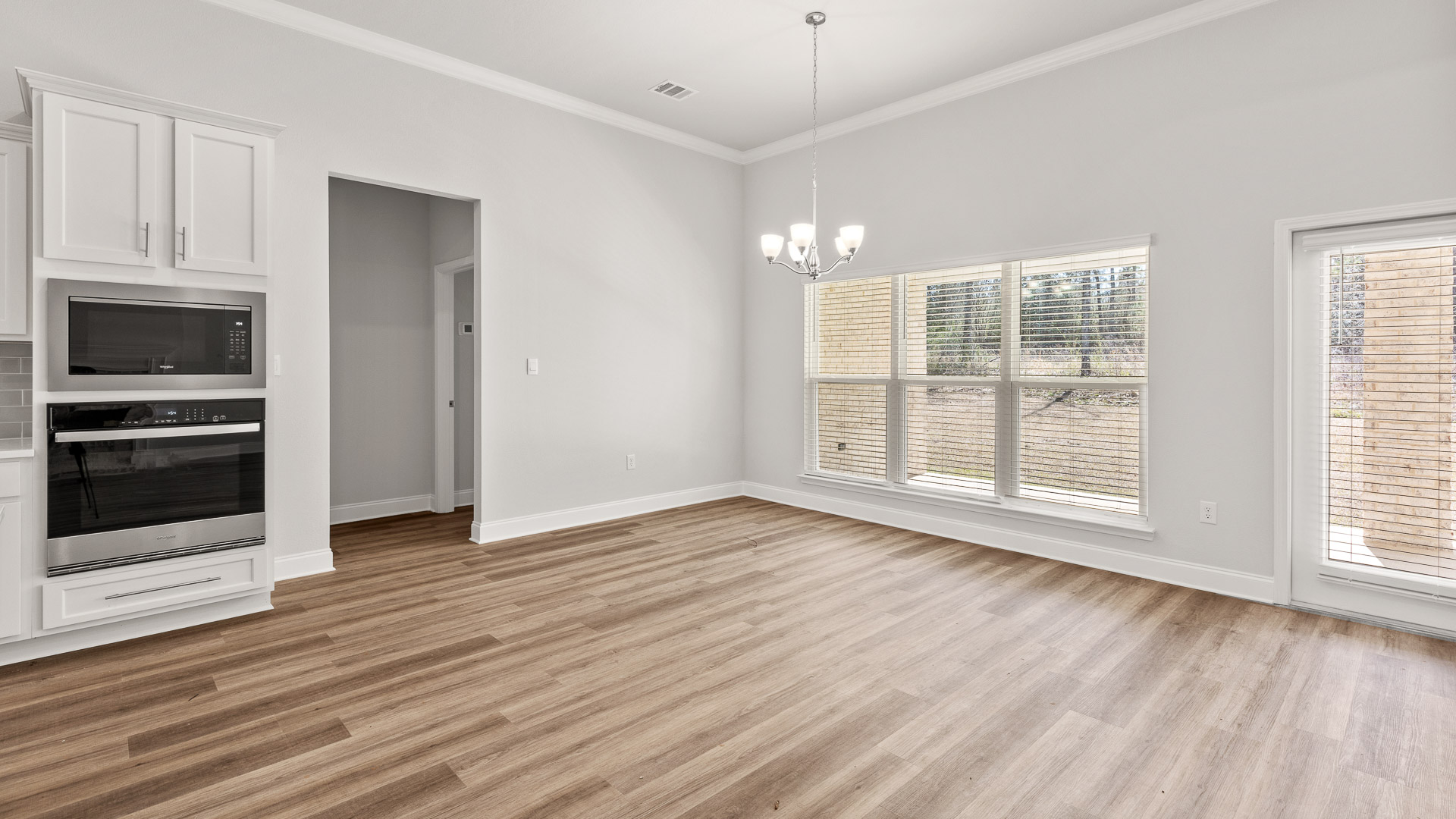 Spacious living room inside the Kingstno