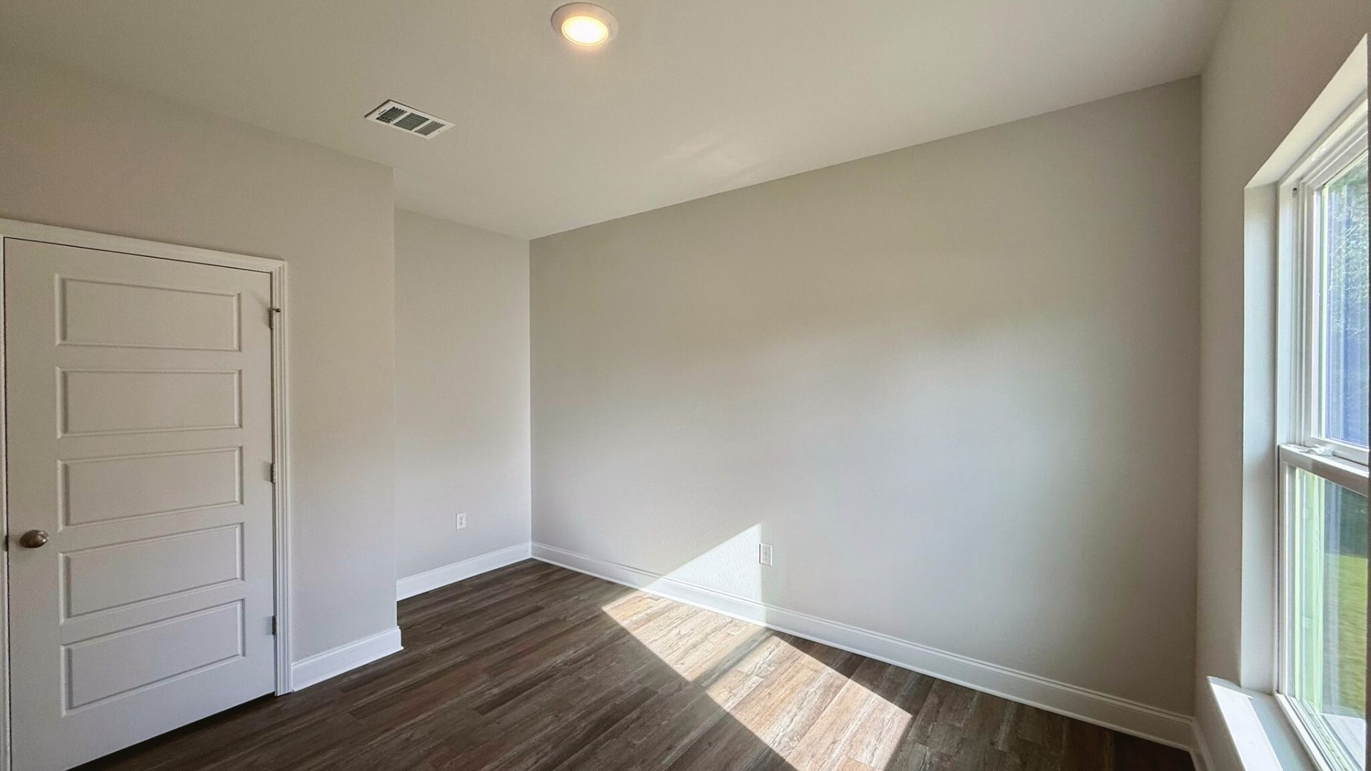Bedroom with a window.