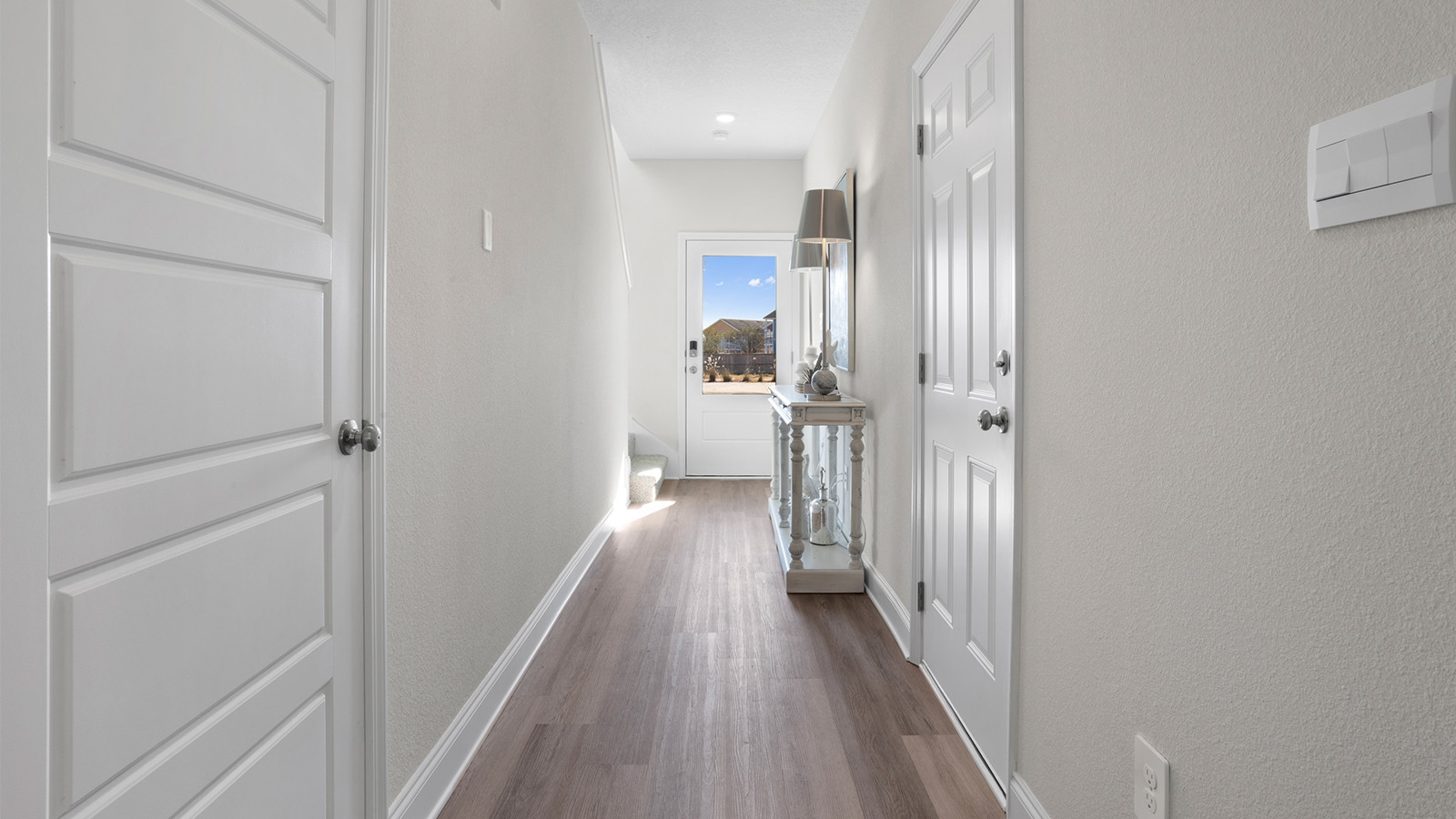 Long entry foyer into the Palm B floorplan built by D.R. Horton in Biloxi.