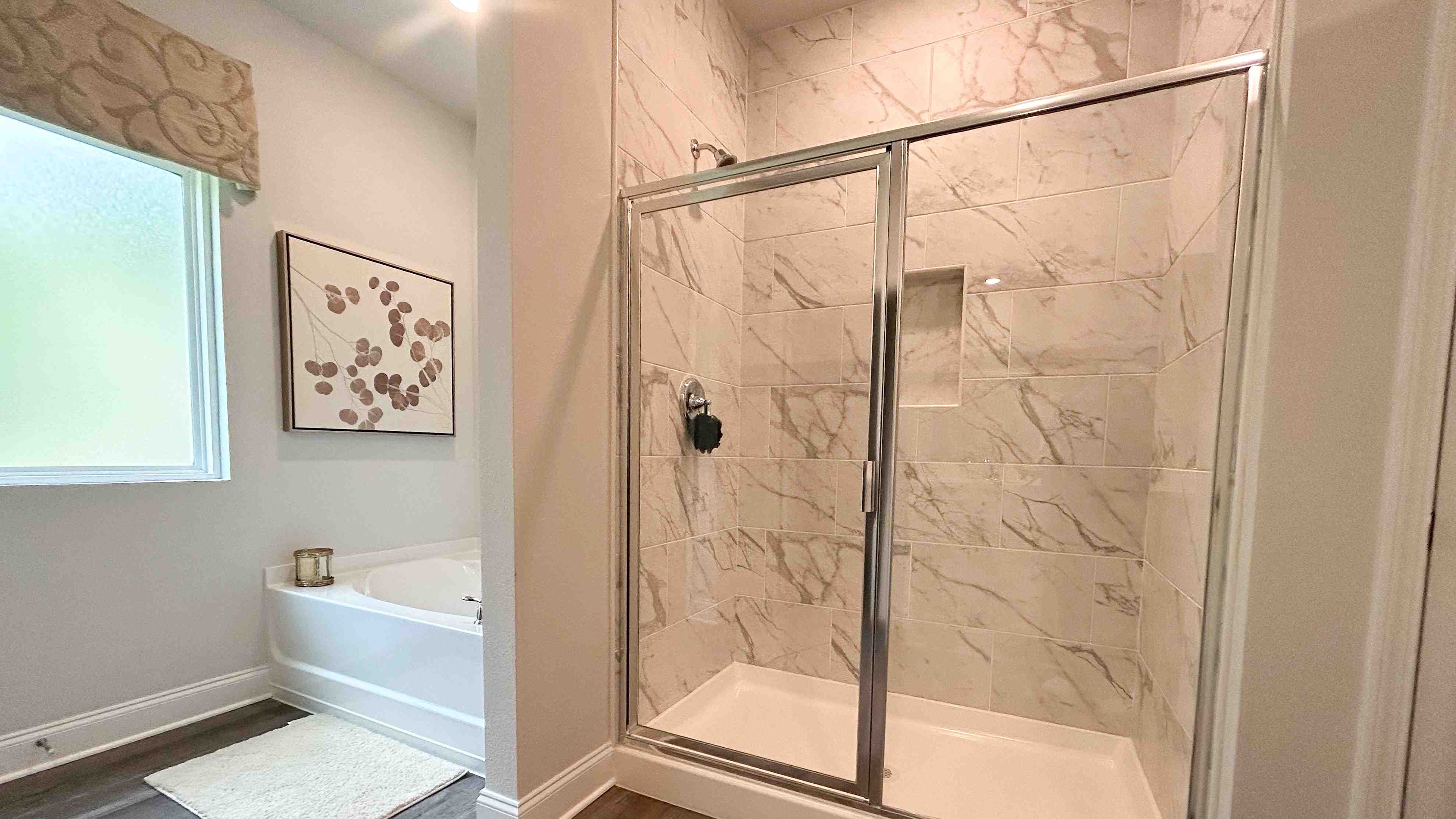 The Jasmine primary bathroom at Castlewoods.