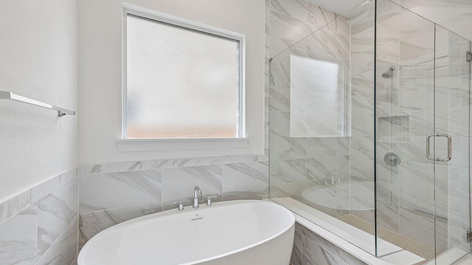 Ingram En Suite Bathroom with Tub/Walk-in Shower
