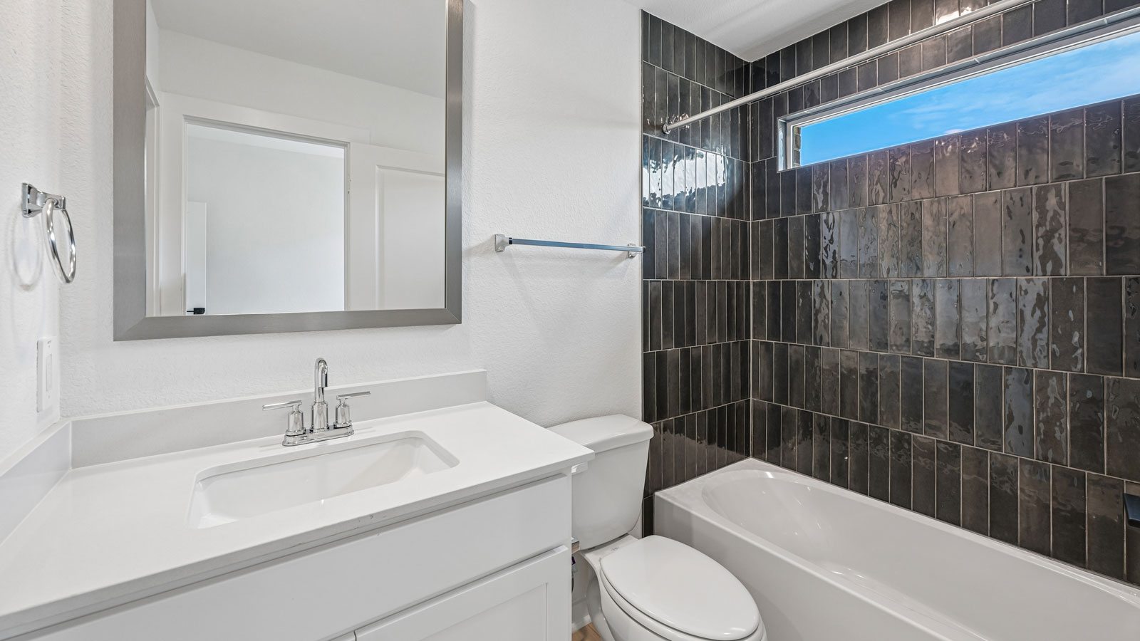 Keller En Suite Bathroom to Bedroom 3
