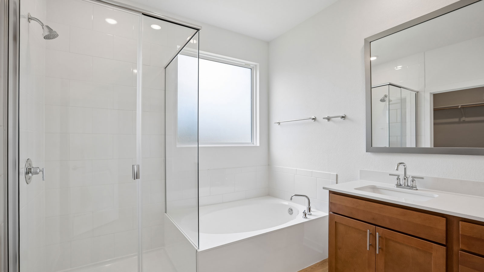 Salinger En Suite Bathroom with Tub