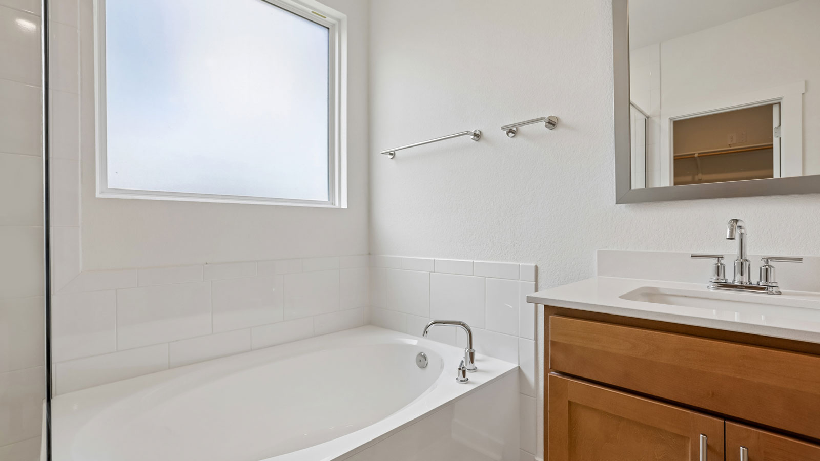 Salinger En Suite Bathroom with Tub