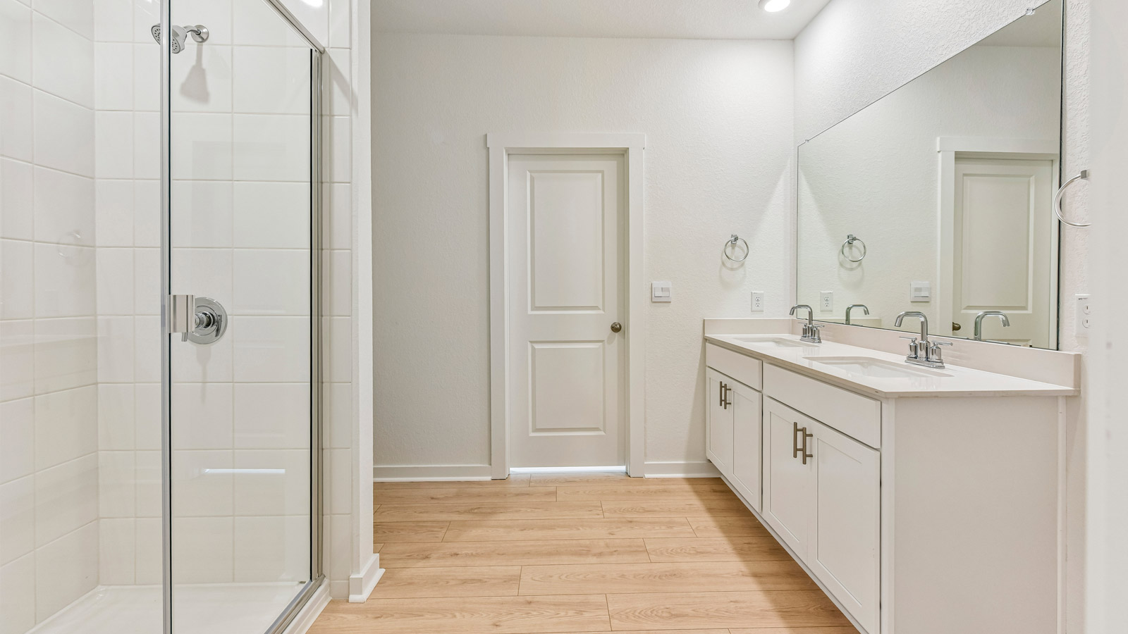 Quincy En Suite Bathroom with Double Vanity