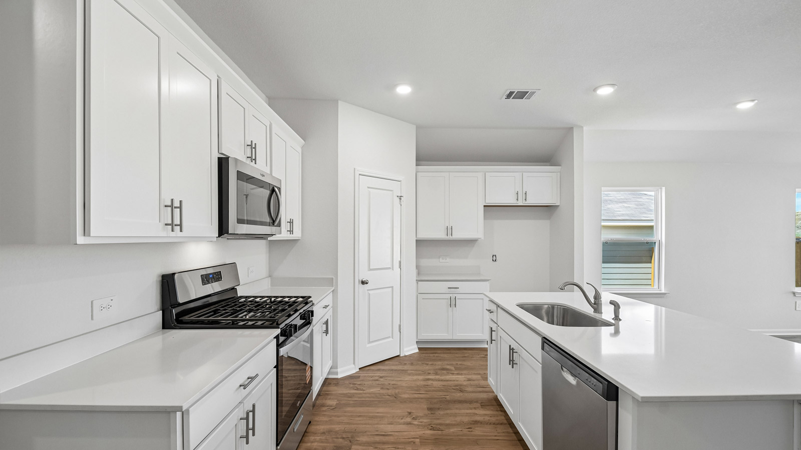 Lakeway Beautiful Modern Kitchen