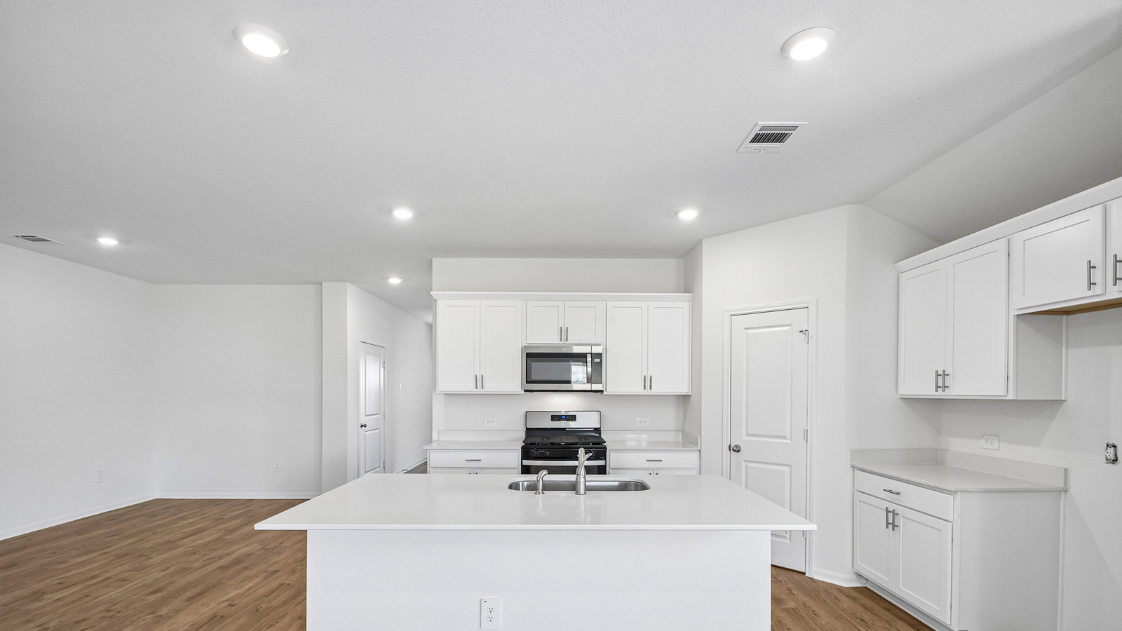 Lakeway Beautiful Modern Kitchen
