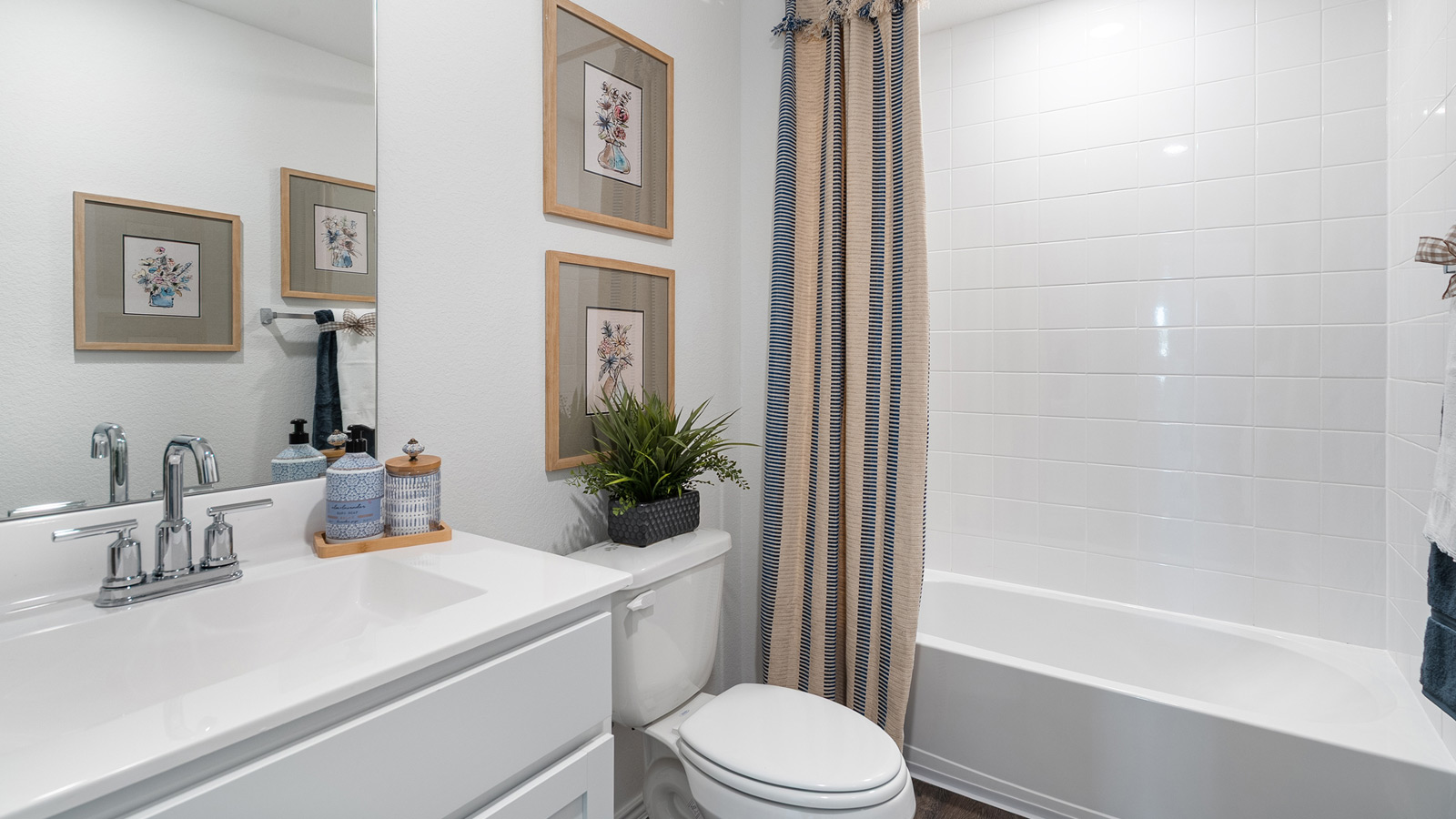 Bathroom with a sink, a mirror, and a shower with a bathtub
