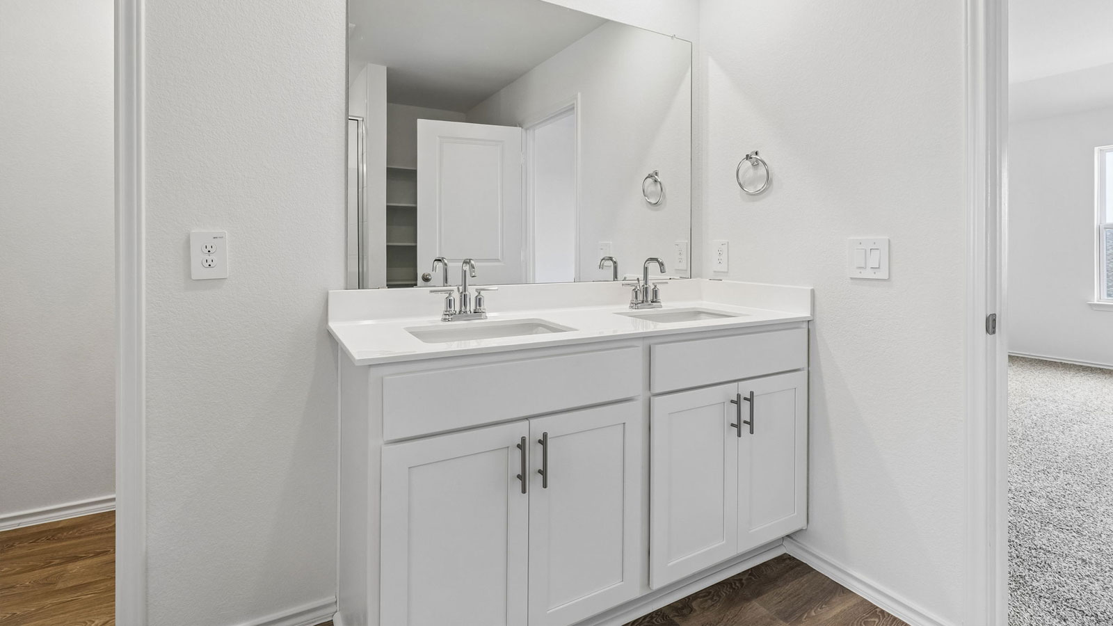 Sycamore En Suite Bathroom with Double Vanity