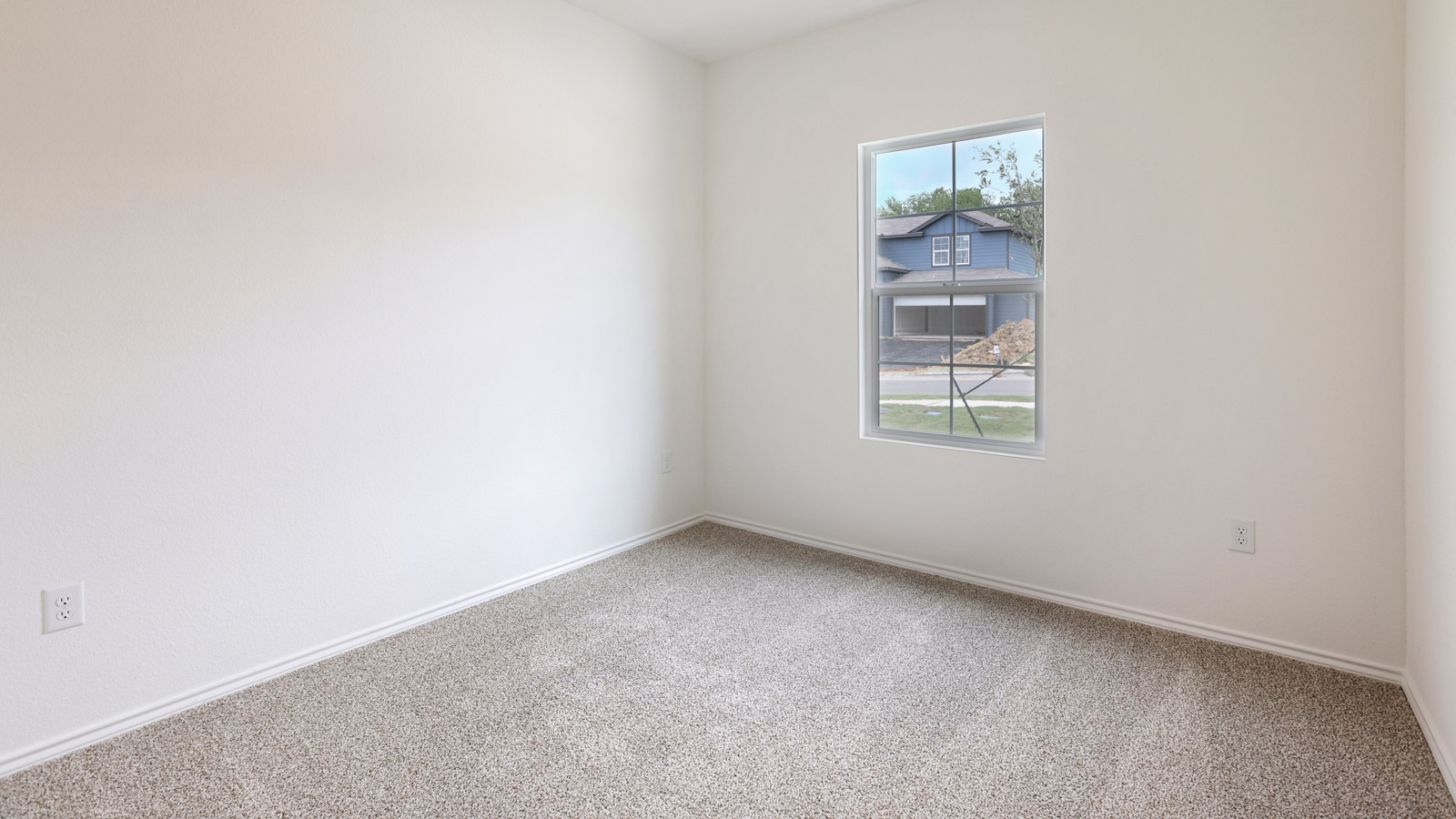 Secondary bedroom.