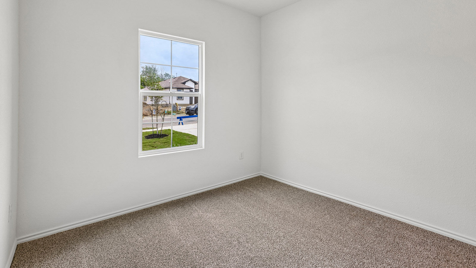 Secondary bedroom.