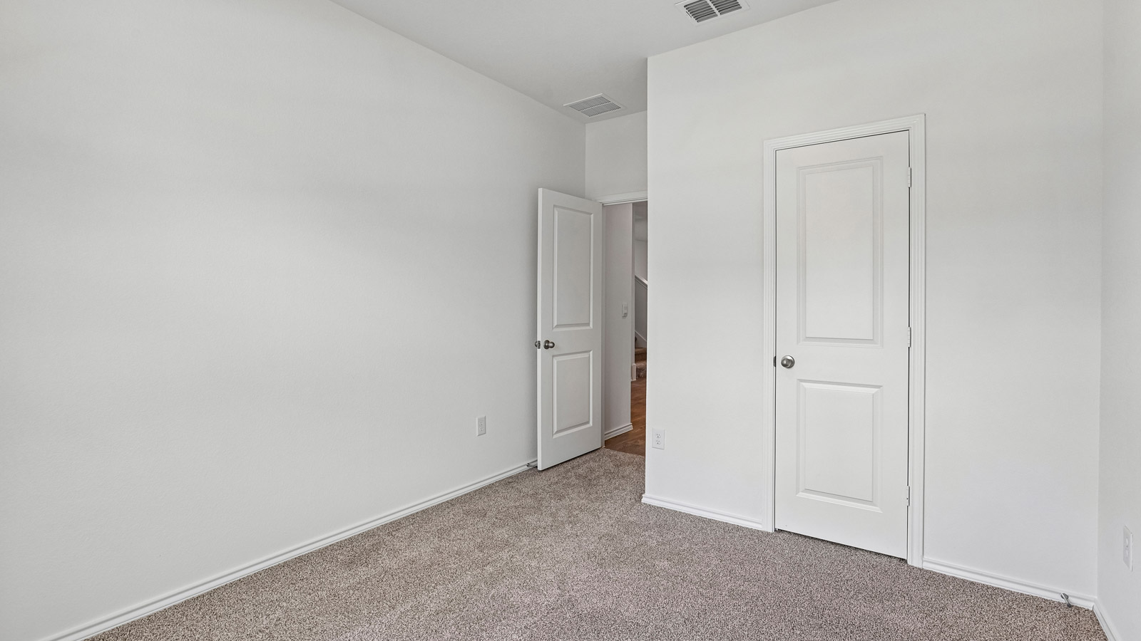 Secondary bedroom.