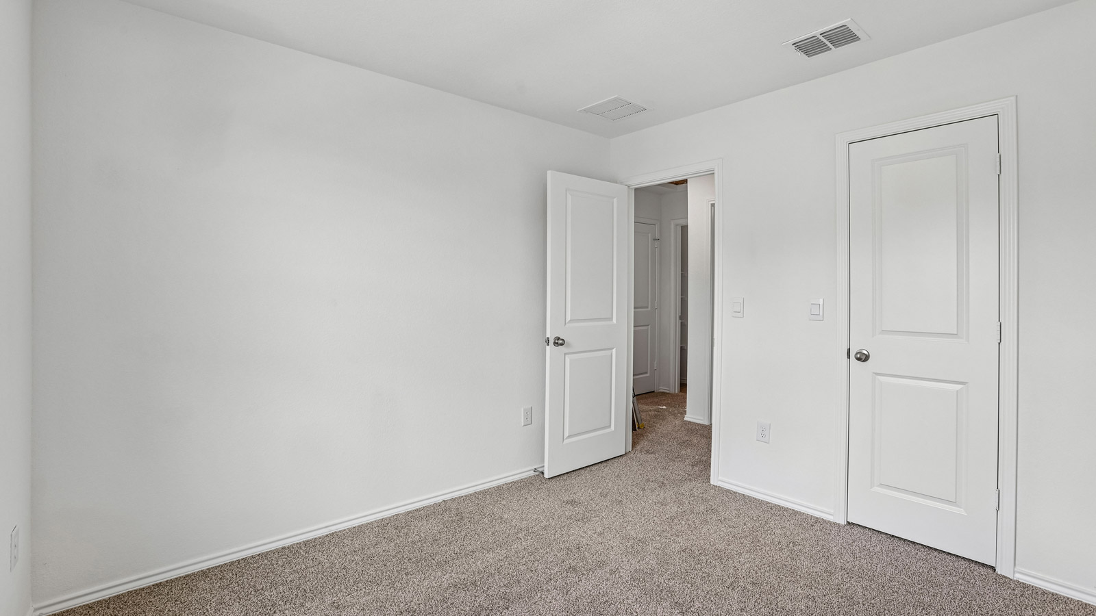 Secondary bedroom.