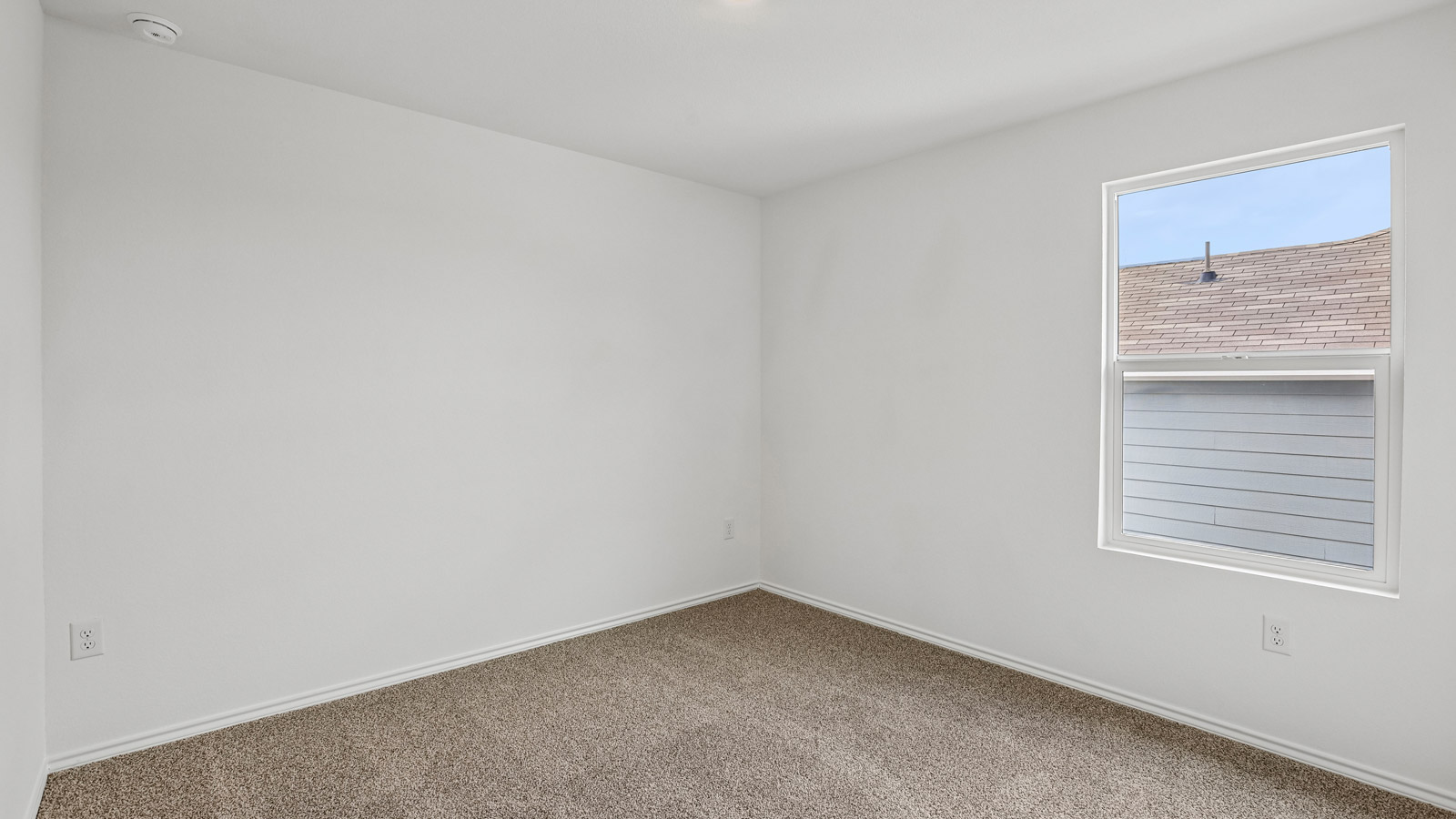 Secondary bedroom.