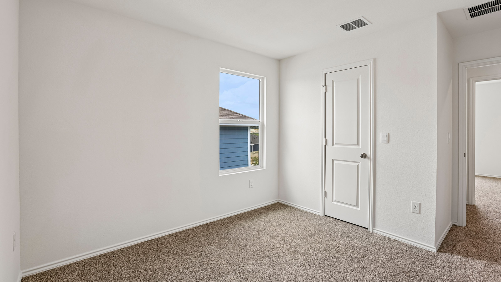 Secondary bedroom.