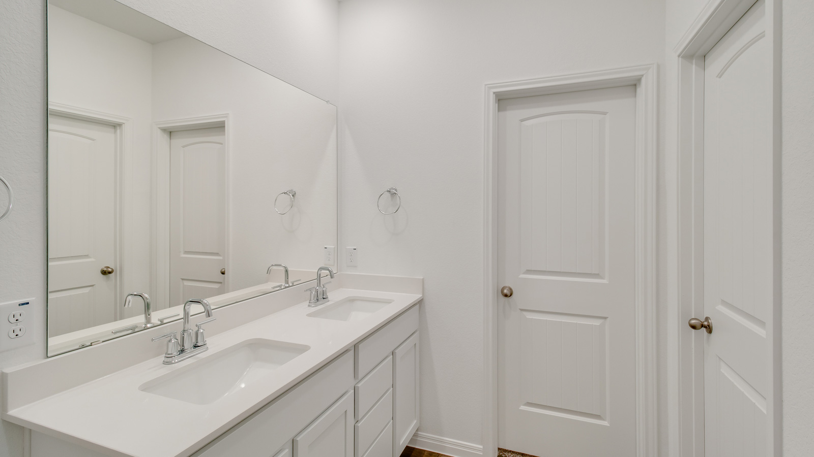 Owner’s ensuite in a D.R. Horton new build home offers function and style with a walk-in closet, spa-like ensuite