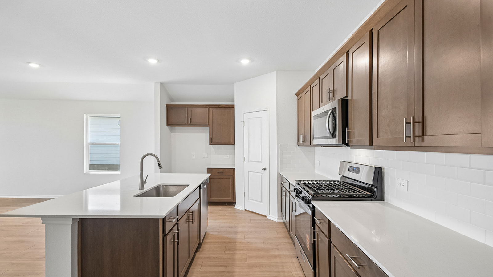 Gaven Modern Kitchen with Island