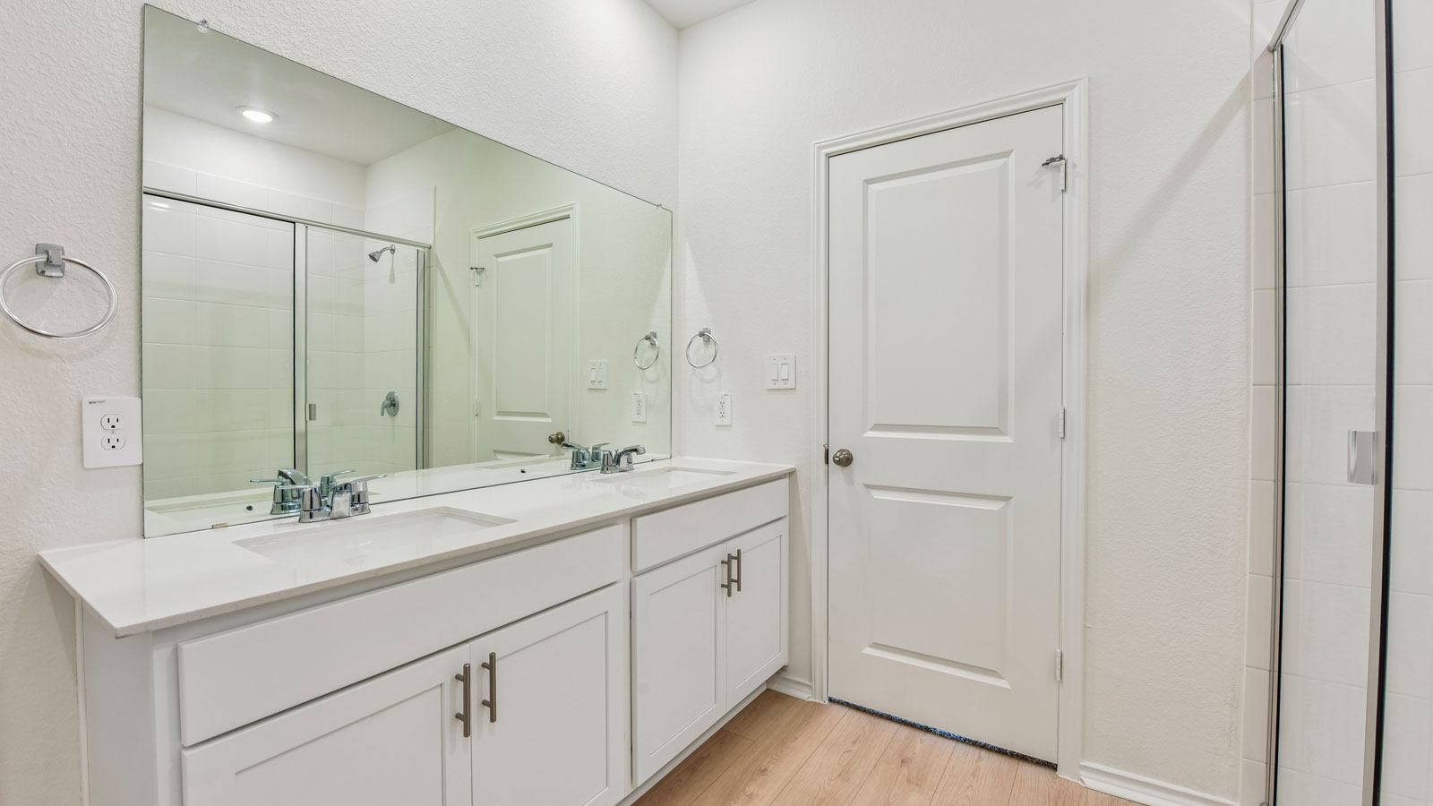 Travis En Suite Bathroom with Double Vanity