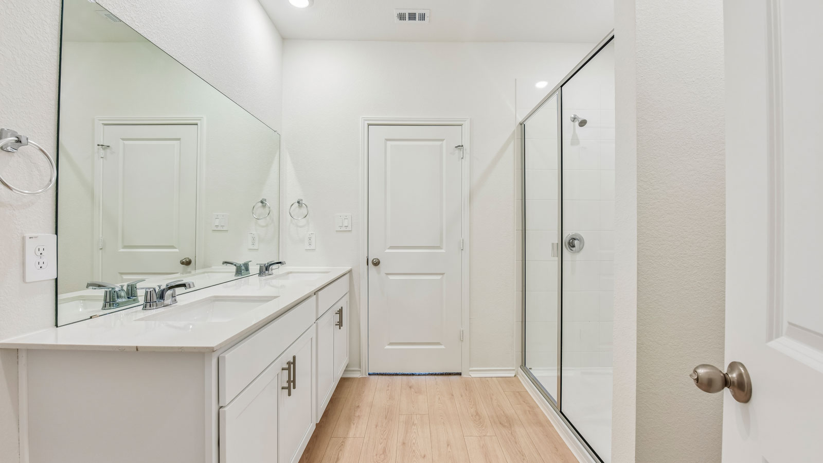 Travis En Suite Bathroom with Double Vanity
