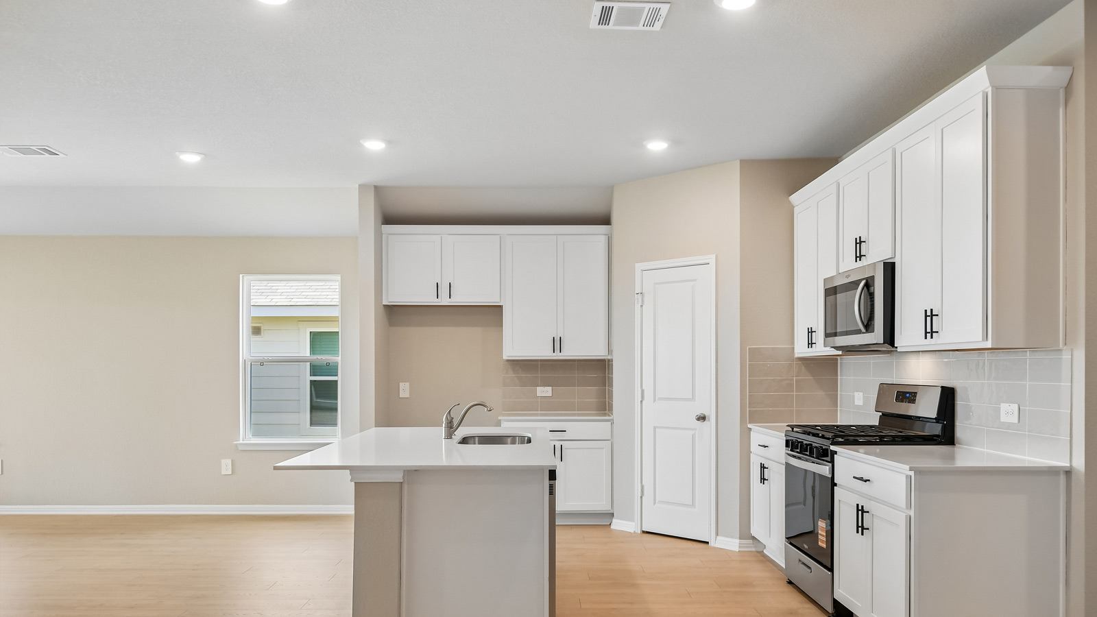 Lakeway Beautiful Kitchen with Island