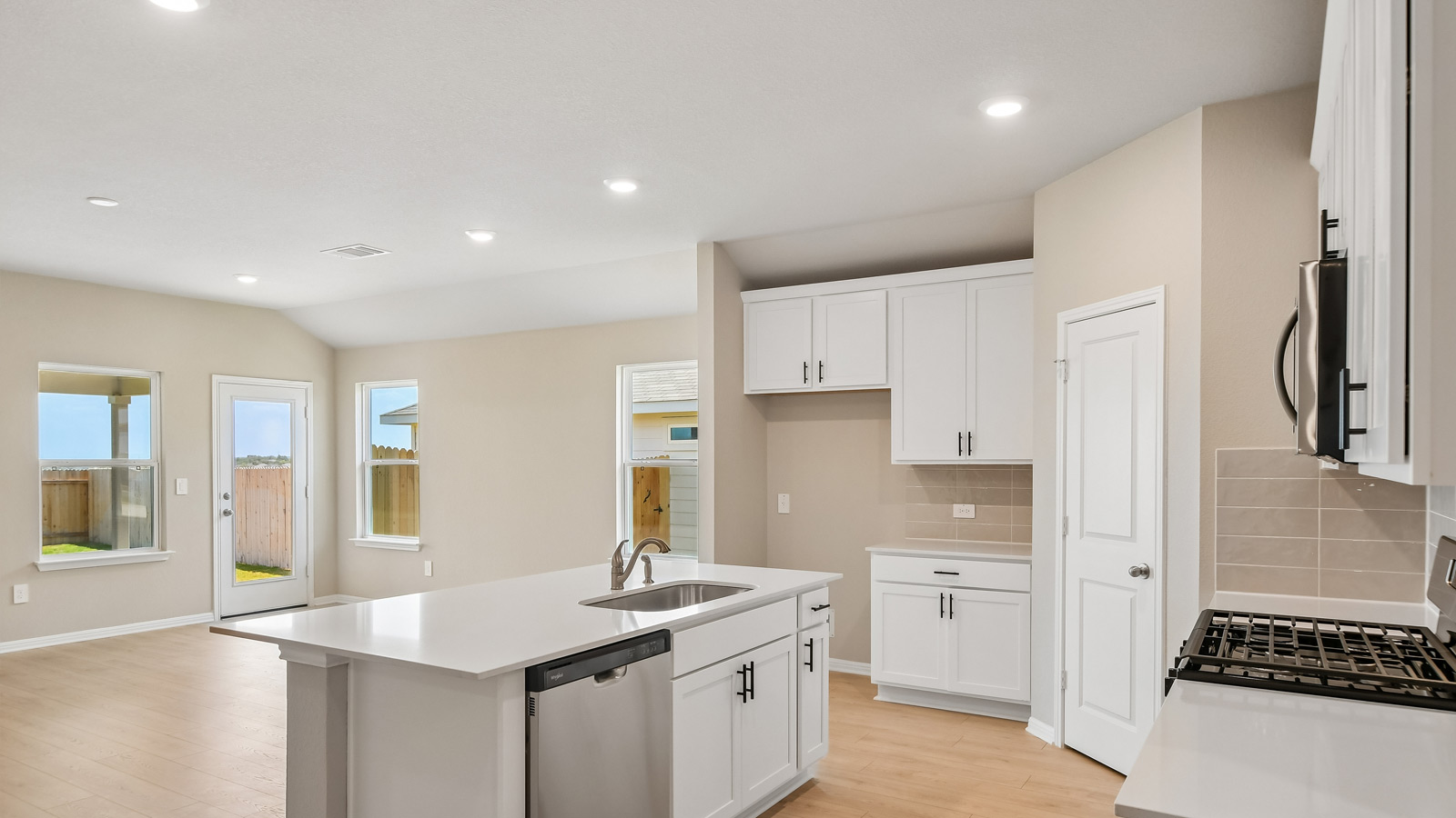 Lakeway Beautiful Kitchen with Island