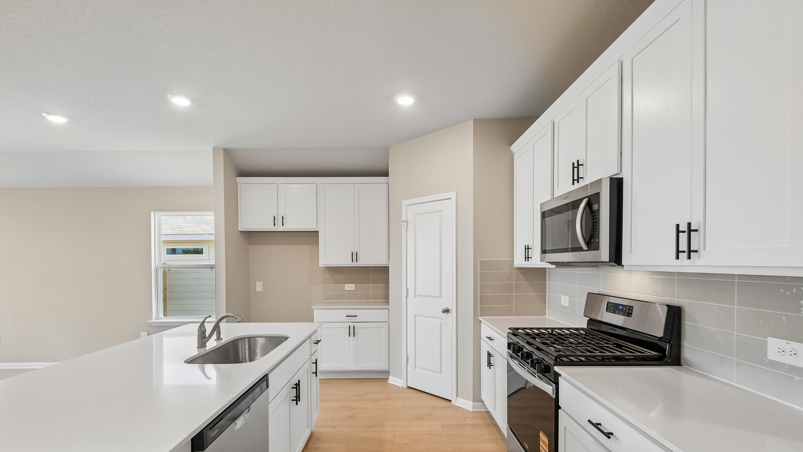 Lakeway Beautiful Kitchen with Island