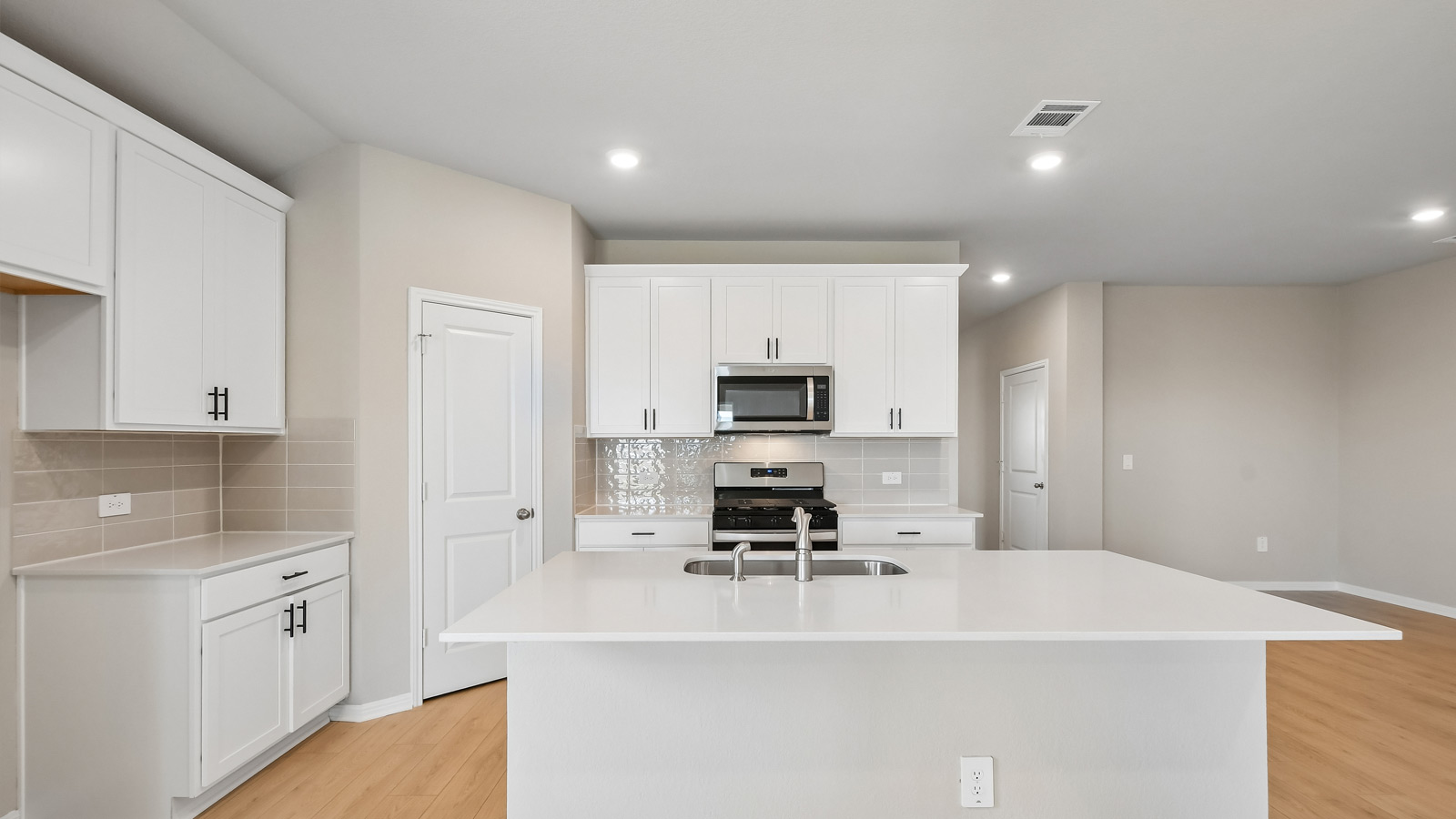Lakeway Beautiful Kitchen with Island