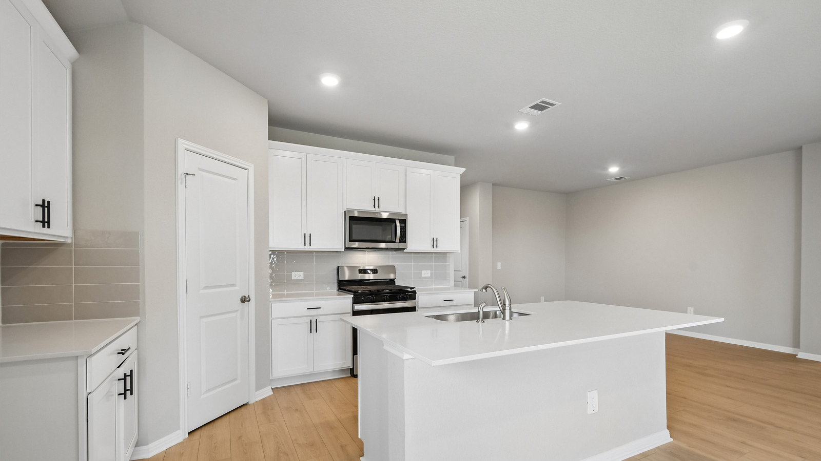 Lakeway Beautiful Kitchen with Island