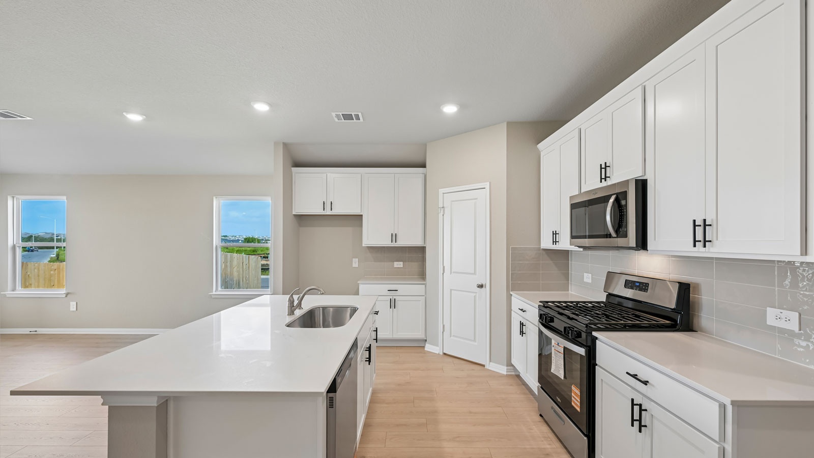 Lakeway Beautiful Kitchen with Island
