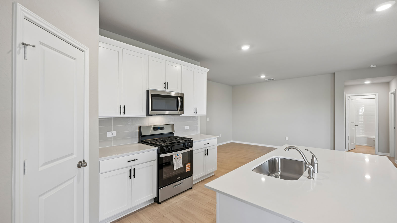 Lakeway Beautiful Kitchen with Island