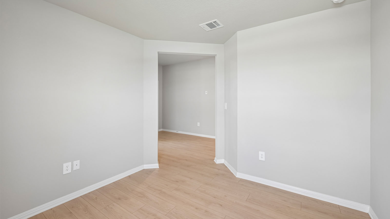 Lakeway Spacious Study