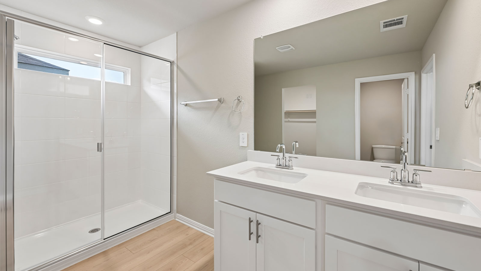 Lakeway En Suite Bathroom with Double Vanity
