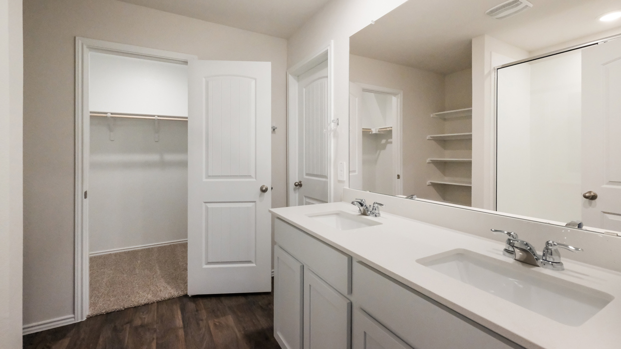 Main bathroom with walk-in shower