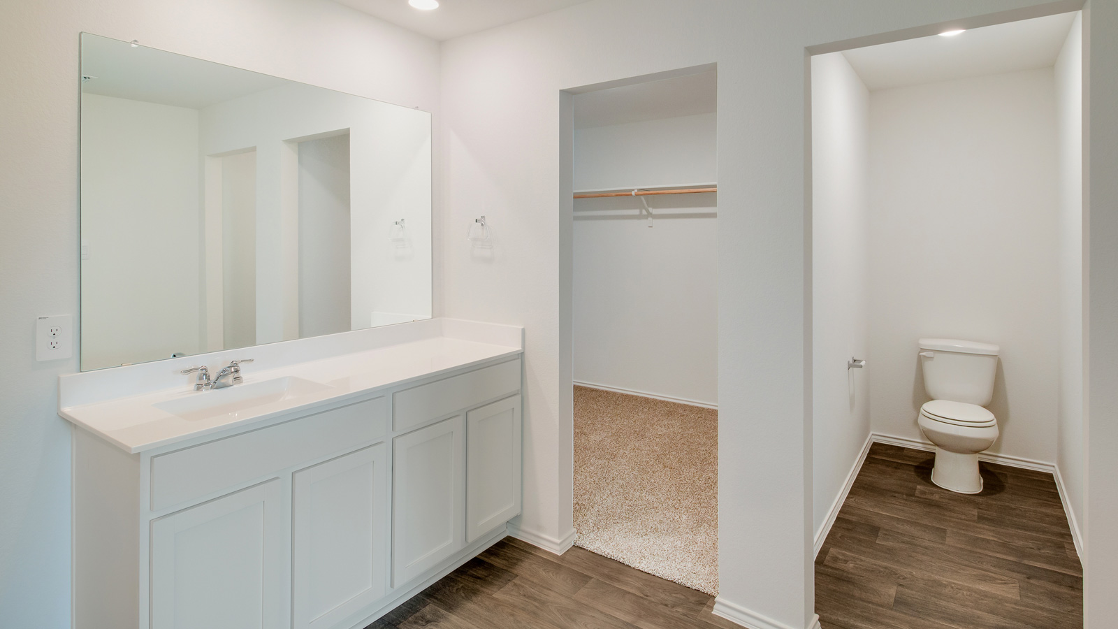 Main Bedroom Ensuite with Walk-In Closet