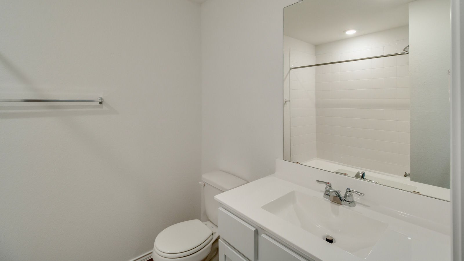 Secondary Full Bathroom with Tub and Shower Combo