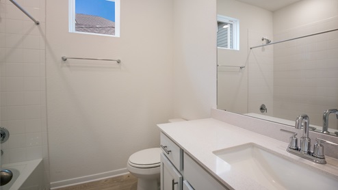 445 Brooks Ranch Drive – Reagan II Floorplan – 3512 – full secondary bathroom with windows