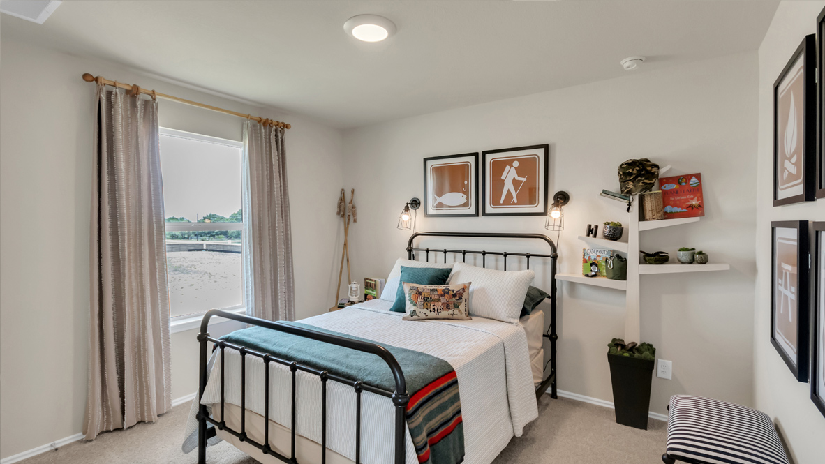 bedroom with a twin bed decorated in sports decor