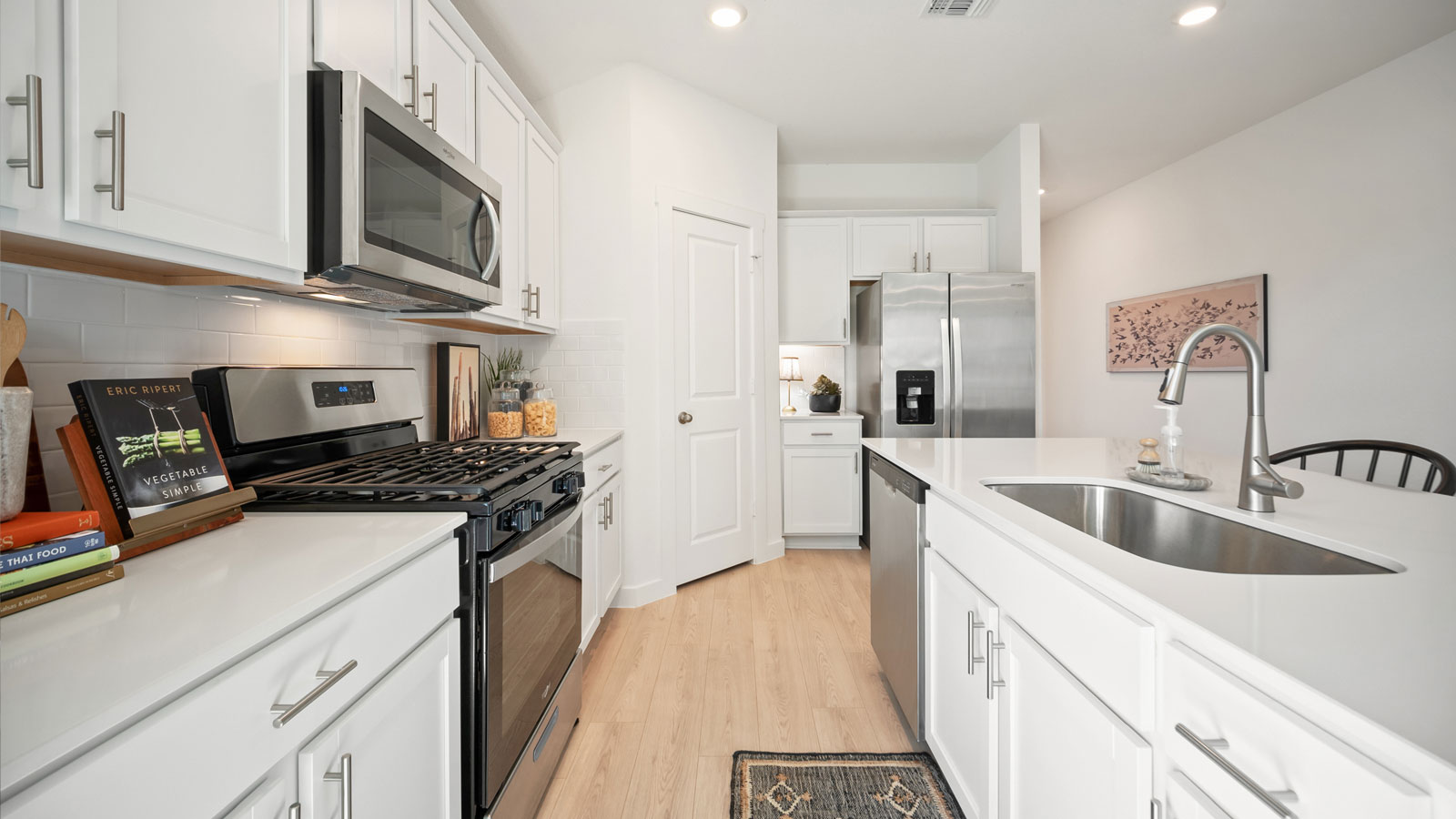 Modern kitchen with top-of-the-line finishes.