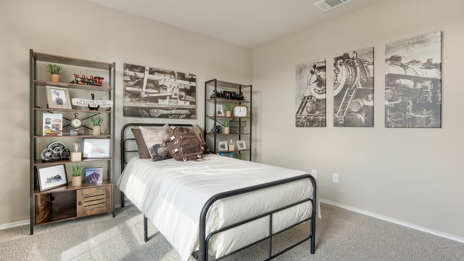 Pecan Creek Model Texas Cali secondary bedroom with carpeted flooring.