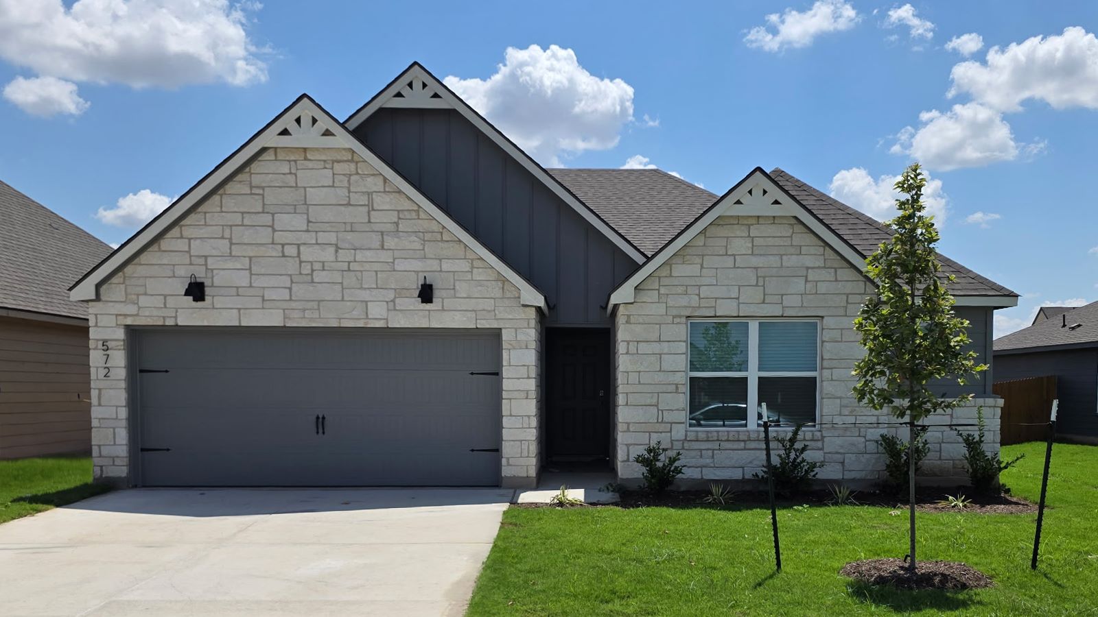 572 Hector Loop exterior