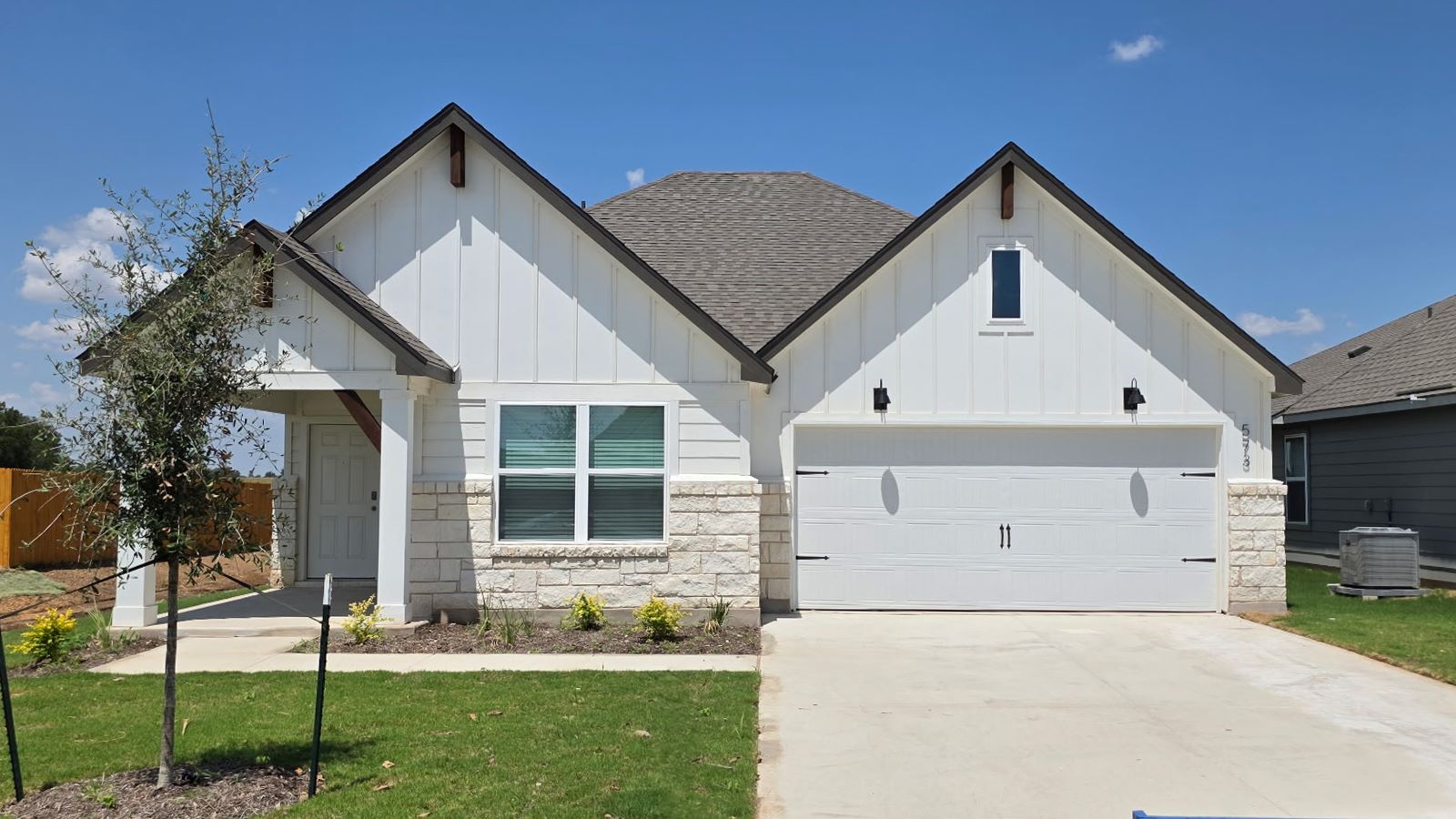 573 Hector Loop exterior
