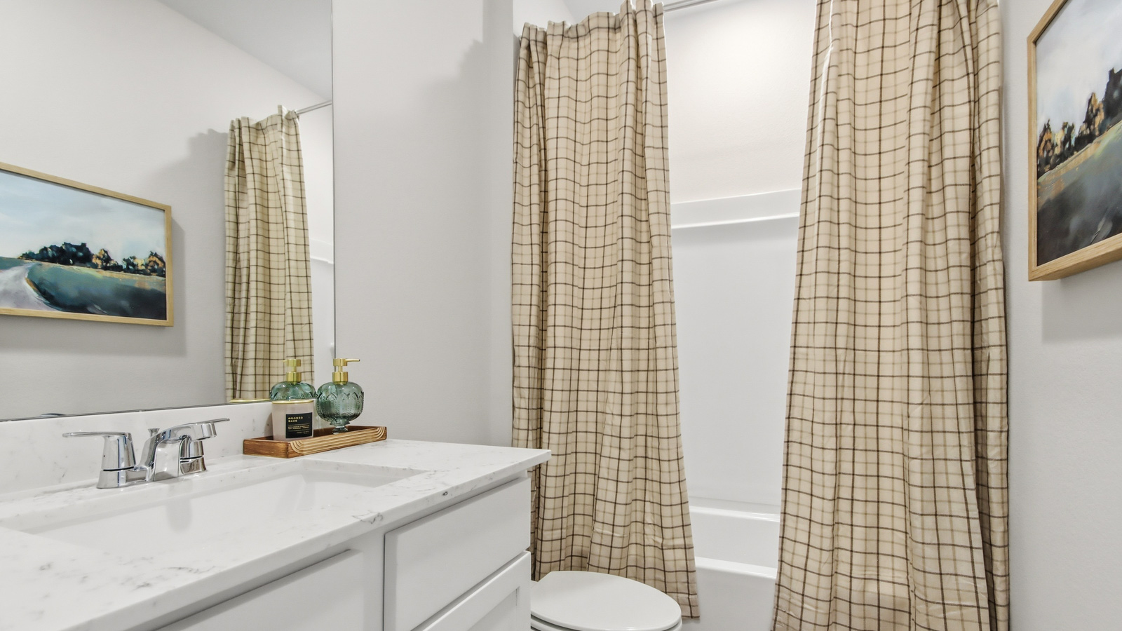 Secondary bathroom with tub/shower combo with quartz counter tops in Willis TX