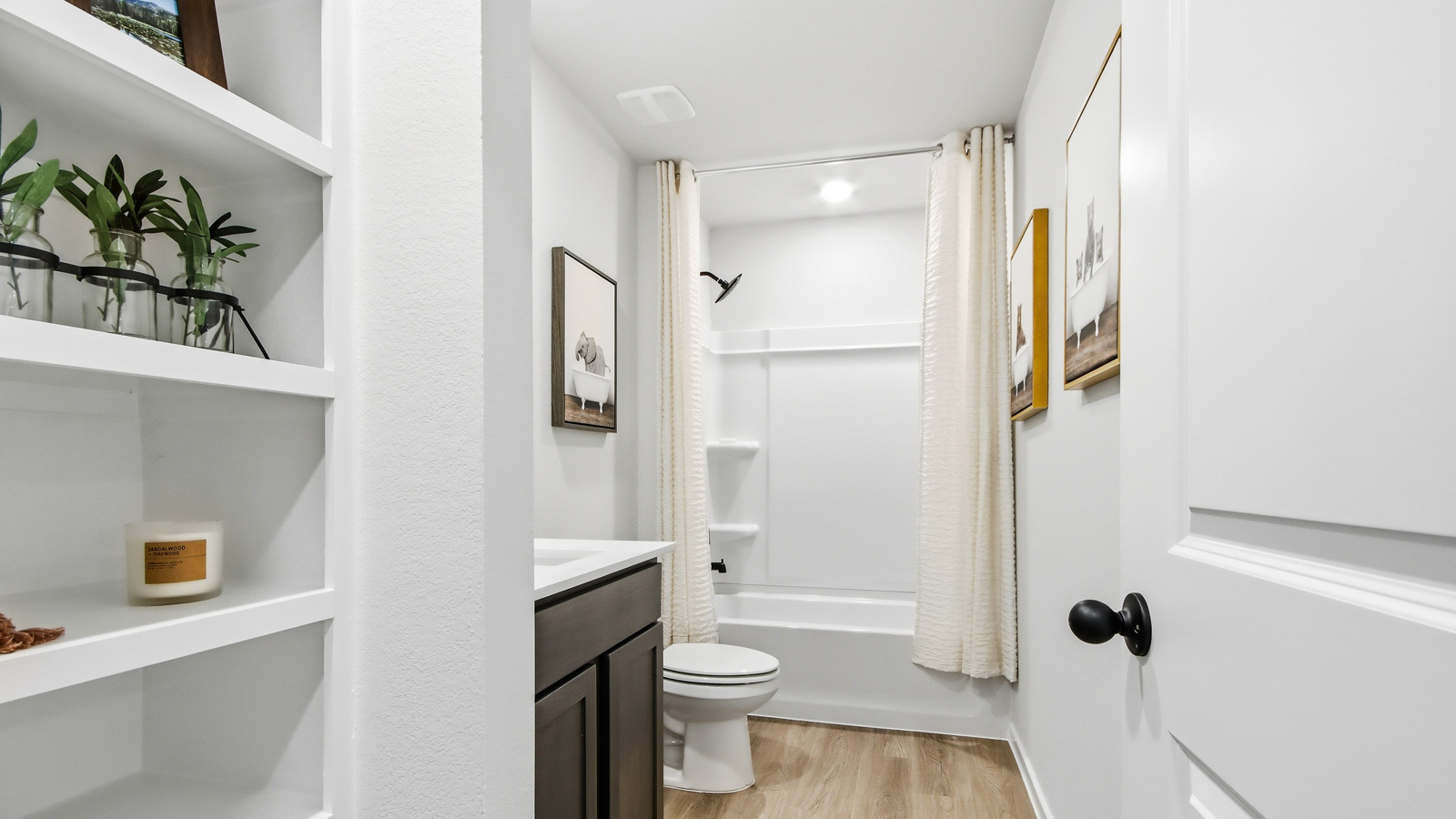 Secondary bathroom with tub/shower combo with quartz counter tops in Willis TX