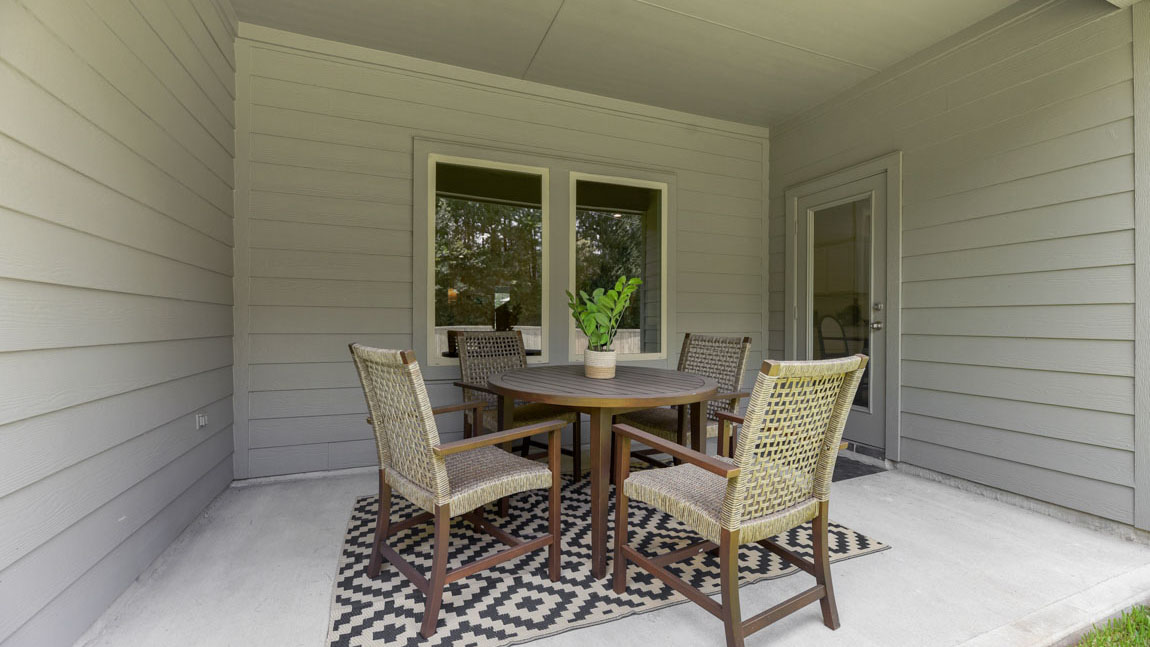 covered patio with overhead lighting