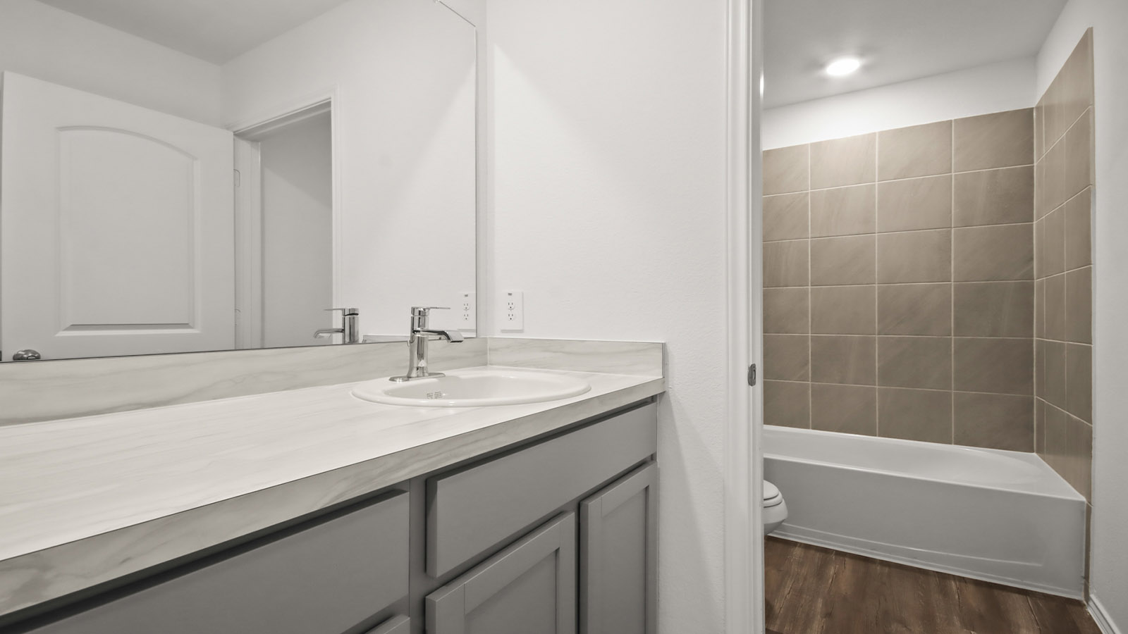 Secondary bathroom with tub/shower combo with quartz counter tops in Magnolia TX