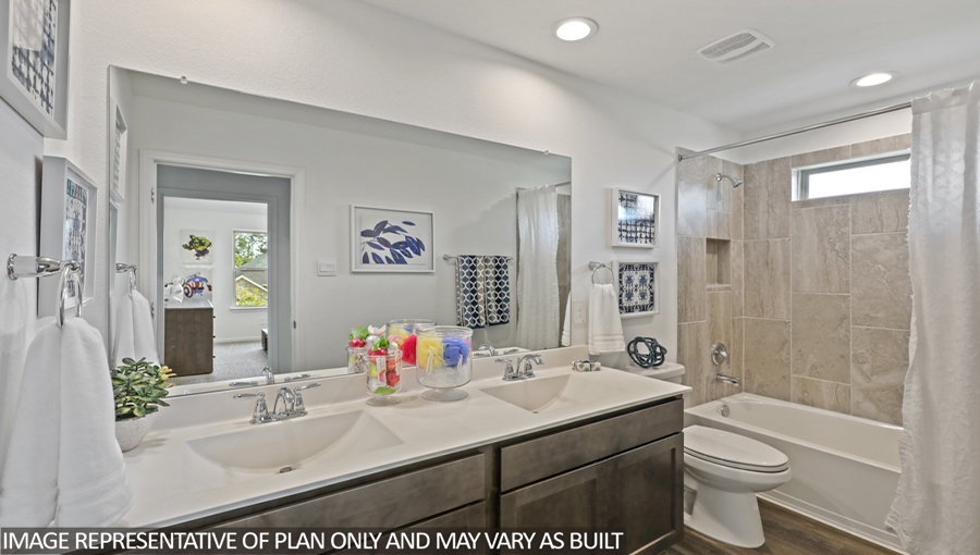 Secondary bathroom with tub/shower combo