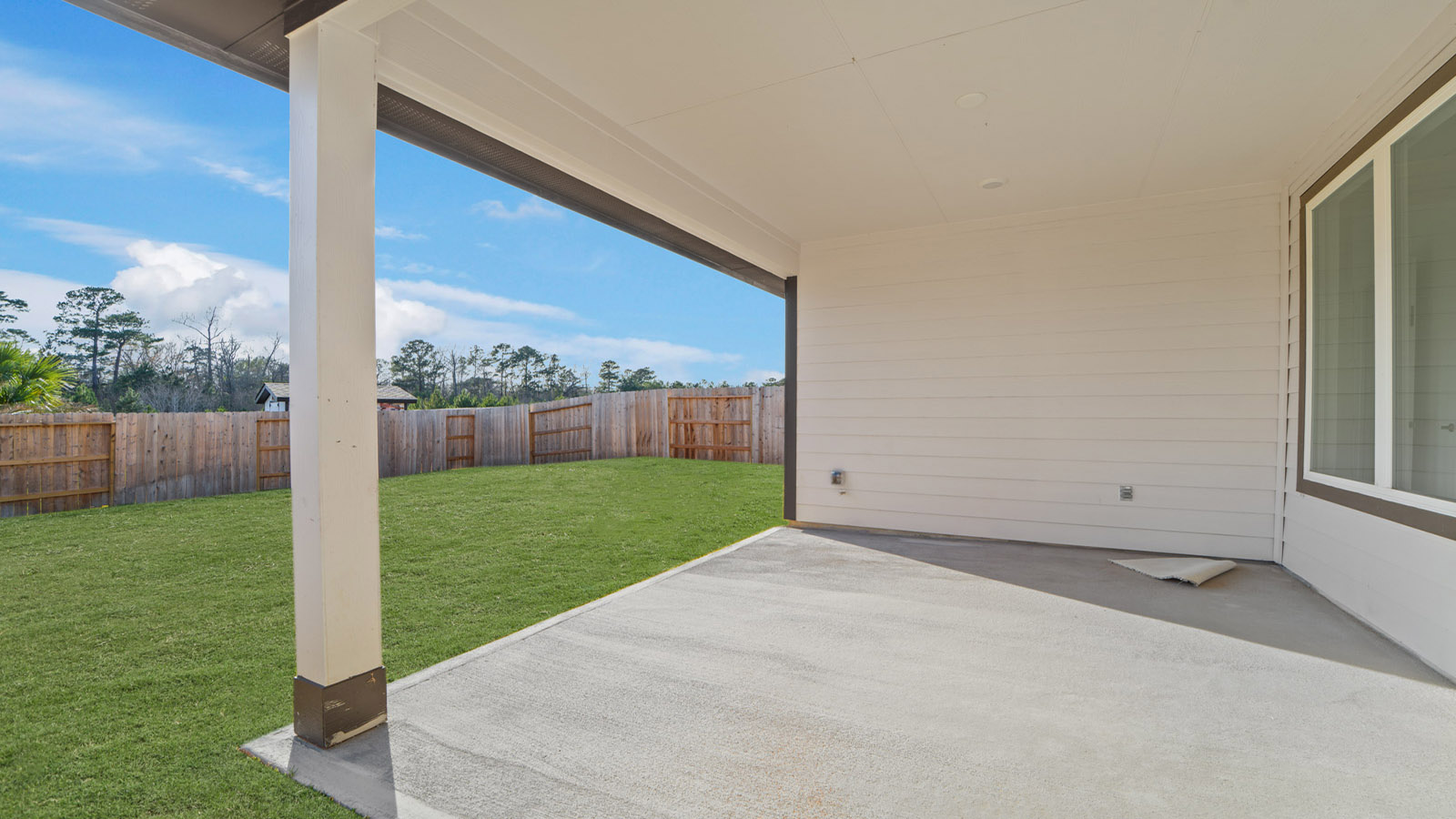 covered patio with overhead lighting