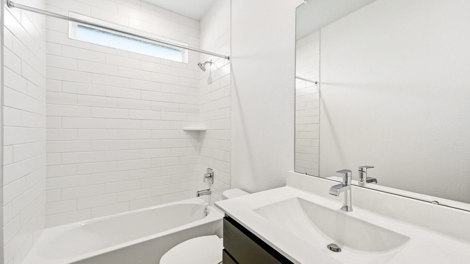 Secondary bathroom with tub/shower combo